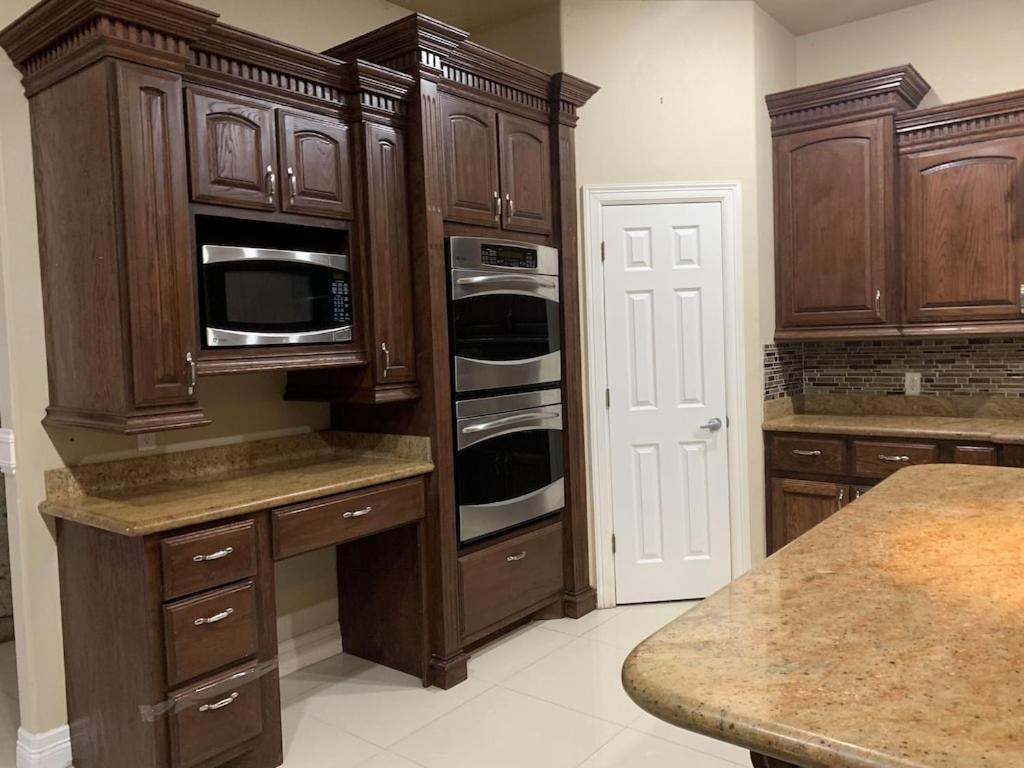 Brownsville Comfort 2 Bedroom 1 Bath , Spacious Kitchen And Outdoor Home Exterior photo