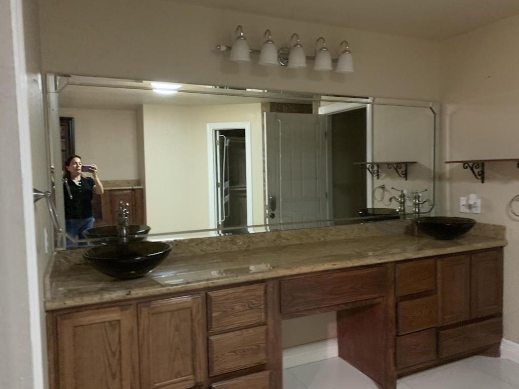 Brownsville Comfort 2 Bedroom 1 Bath , Spacious Kitchen And Outdoor Home Exterior photo