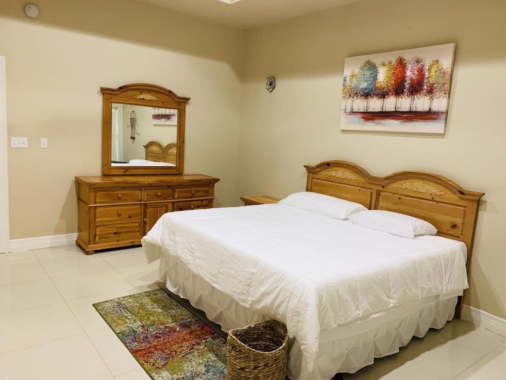 Brownsville Comfort 2 Bedroom 1 Bath , Spacious Kitchen And Outdoor Home Exterior photo