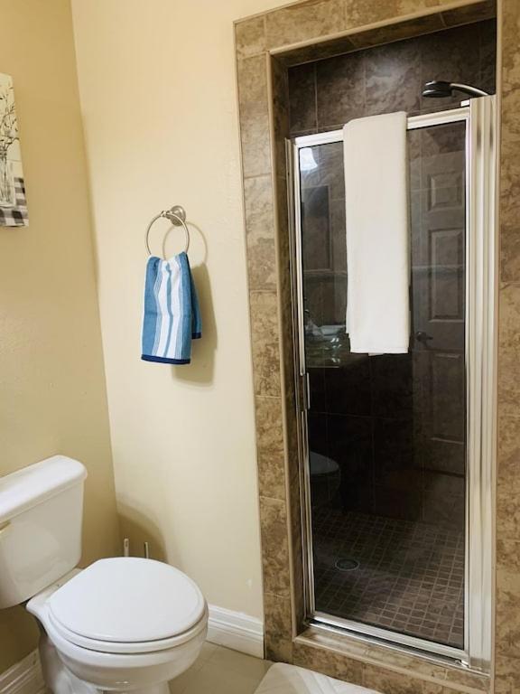 Brownsville Comfort 2 Bedroom 1 Bath , Spacious Kitchen And Outdoor Home Exterior photo