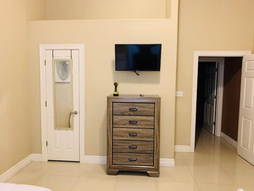 Brownsville Comfort 2 Bedroom 1 Bath , Spacious Kitchen And Outdoor Home Exterior photo